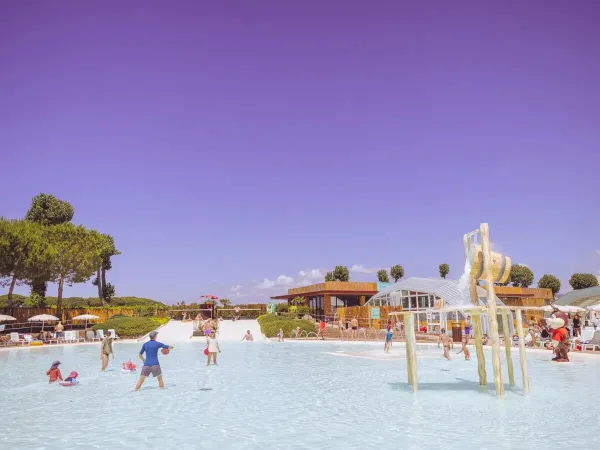 People playing in the pool at Roan camping hu Park Albatros village.